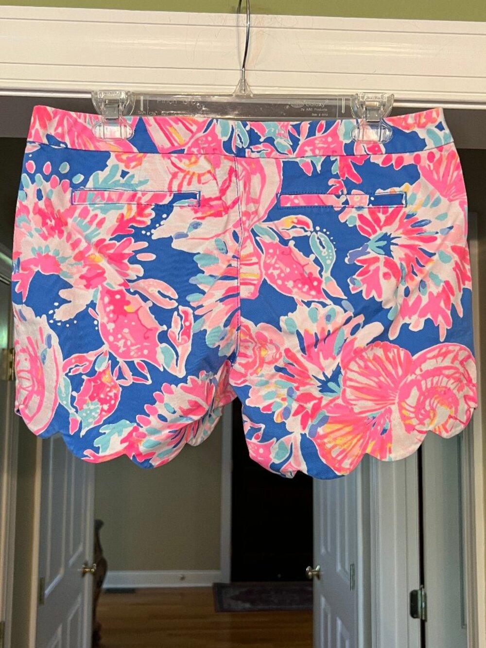 EUC Lilly Pulitzer Buttercup Stretch Shorts in Bennet Blue Bay Dreaming Size 6 - Picture 2 of 3